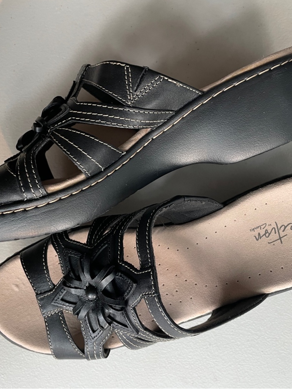 Clarks Delana Venna Black Leather Slip-On Sandal with Floral Accent, NIB